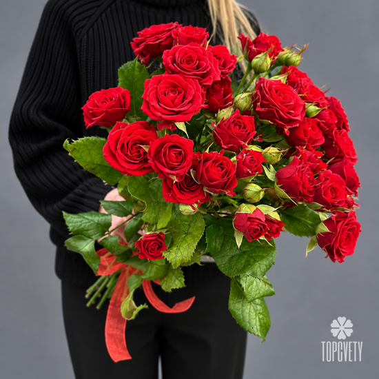Букет из 7 красных кустовых роз 50см