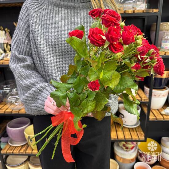 Букет из 7 красных кустовых роз Россия 50см