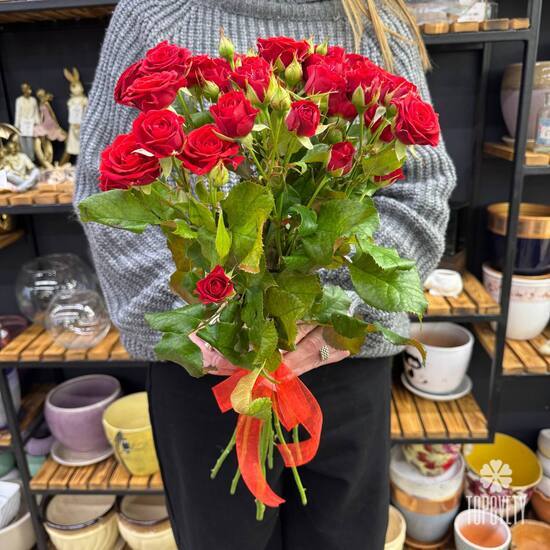 Букет из 7 красных кустовых роз Россия 50см