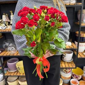 Букет из 7 красных кустовых роз Россия 50см