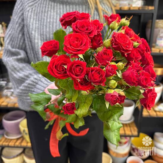 Букет из 7 красных кустовых роз Россия 50см