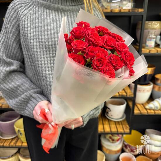 Букет из 7 красных кустовых роз Россия 50см