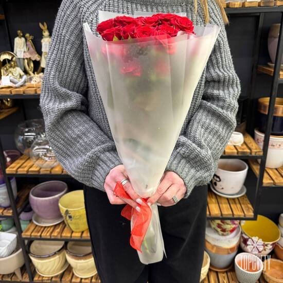 Букет из 7 красных кустовых роз Россия 50см