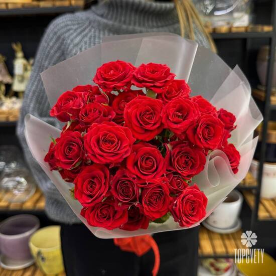 Букет из 7 красных кустовых роз Россия 50см