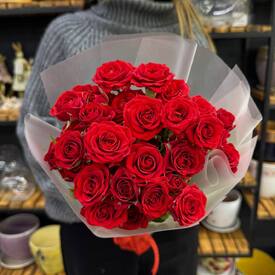 Букет из 7 красных кустовых роз Россия 50см