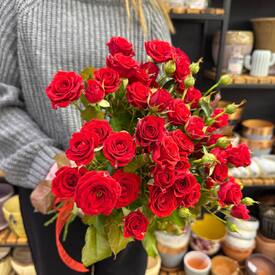 Букет из 9 красных кустовых роз Россия 50см