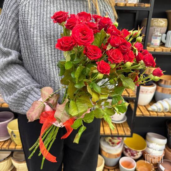 Букет из 9 красных кустовых роз Россия 50см
