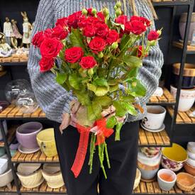 Букет из 9 красных кустовых роз Россия 50см