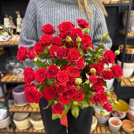 Букет из 9 красных кустовых роз Россия 50см