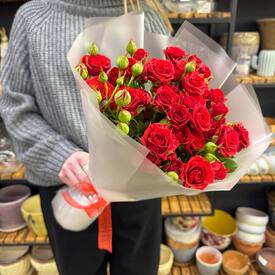 Букет из 9 красных кустовых роз Россия 50см