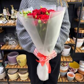 Букет из 9 красных кустовых роз Россия 50см