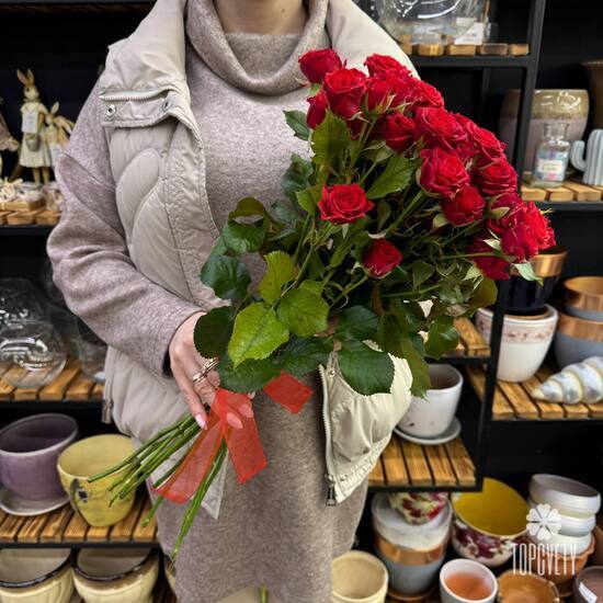 Букет из 11 красных кустовых роз Россия 50см