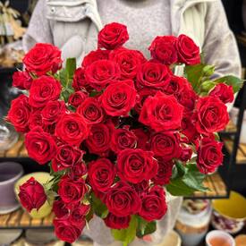 Букет из 11 красных кустовых роз Россия 50см