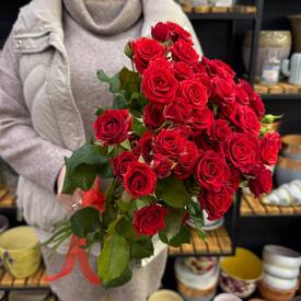 Букет из 11 красных кустовых роз Россия 50см