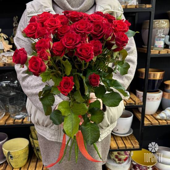 Букет из 11 красных кустовых роз Россия 50см