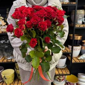 Букет из 11 красных кустовых роз Россия 50см