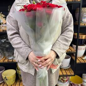 Букет из 11 красных кустовых роз Россия 50см