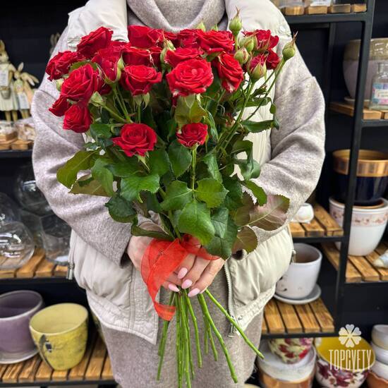 Букет из 13 красных кустовых роз Россия 50см