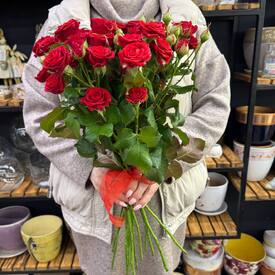 Букет из 13 красных кустовых роз Россия 50см