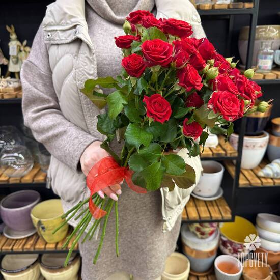 Букет из 13 красных кустовых роз Россия 50см