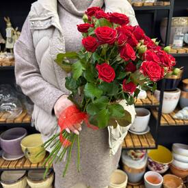 Букет из 13 красных кустовых роз Россия 50см