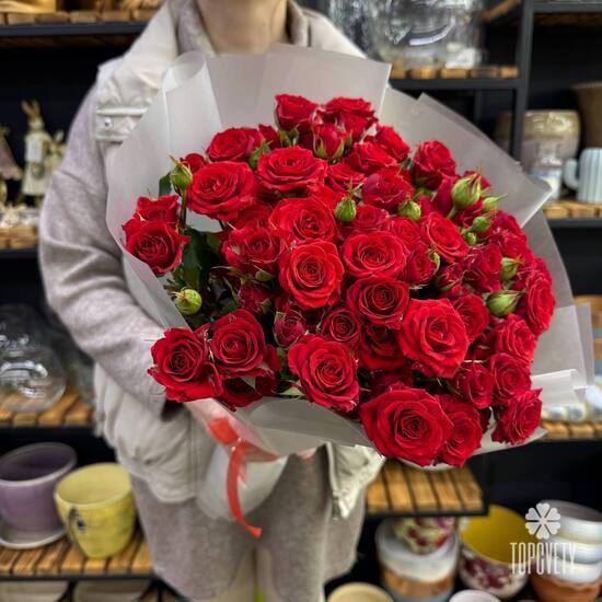Букет из 13 красных кустовых роз Россия 50см