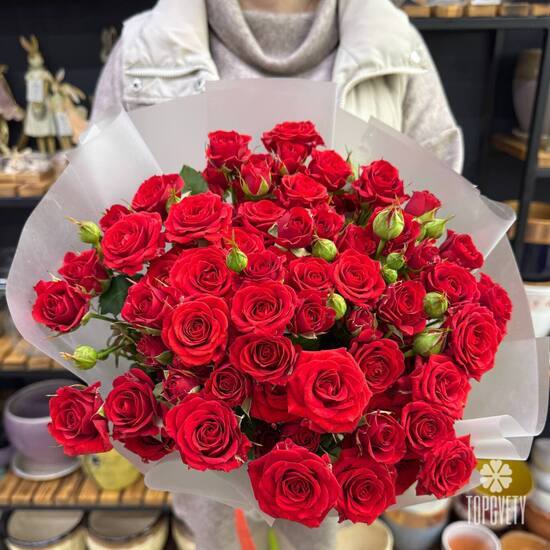 Букет из 13 красных кустовых роз Россия 50см