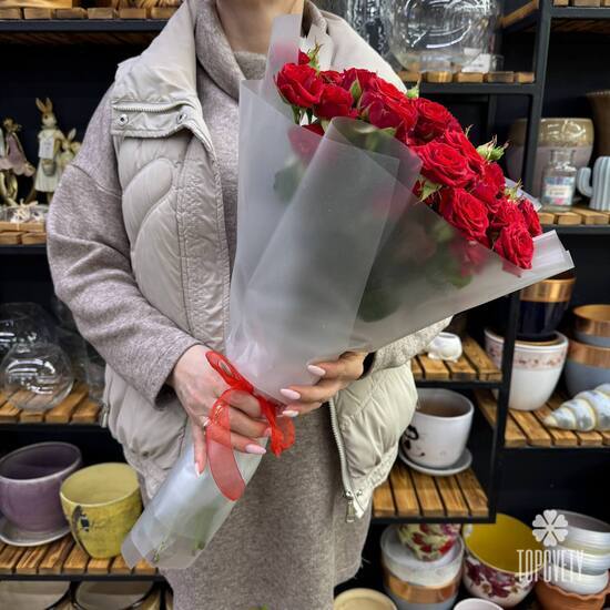 Букет из 13 красных кустовых роз Россия 50см