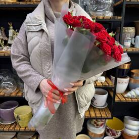 Букет из 13 красных кустовых роз Россия 50см