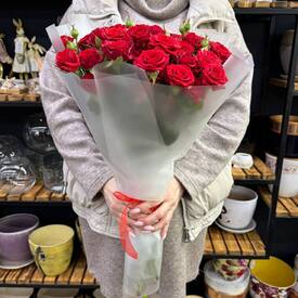 Букет из 13 красных кустовых роз Россия 50см