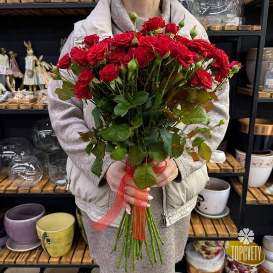 Букет из 15 красных кустовых роз Россия 50см