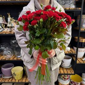 Букет из 15 красных кустовых роз Россия 50см