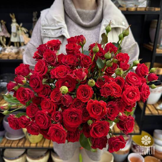 Букет из 15 красных кустовых роз Россия 50см