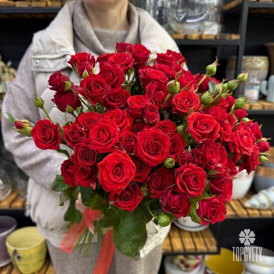 Букет из 15 красных кустовых роз Россия 50см
