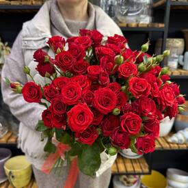 Букет из 15 красных кустовых роз Россия 50см
