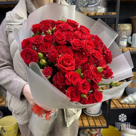 Букет из 15 красных кустовых роз Россия 50см