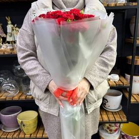 Букет из 15 красных кустовых роз Россия 50см