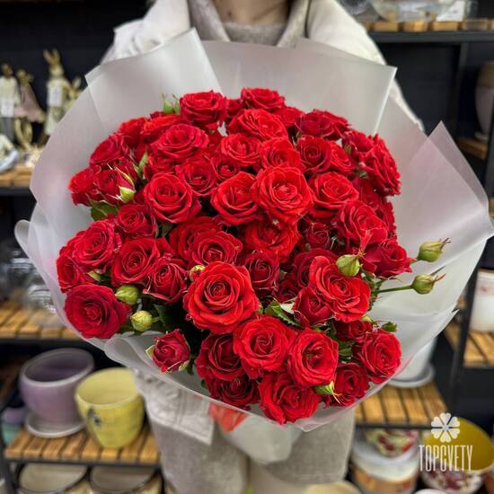 Букет из 15 красных кустовых роз Россия 50см