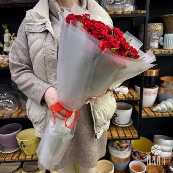Букет из 15 красных кустовых роз Россия 50см