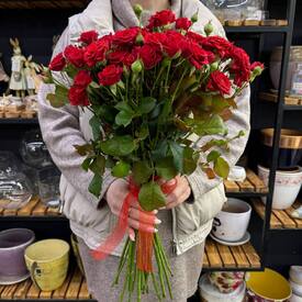 Букет из 17 красных кустовых роз Россия 50см