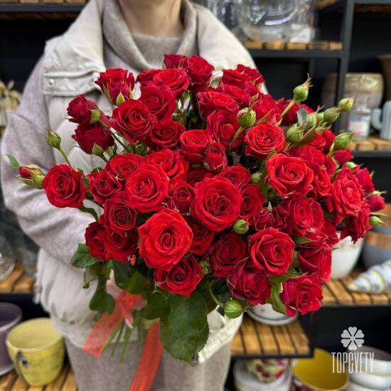 Букет из 17 красных кустовых роз Россия 50см