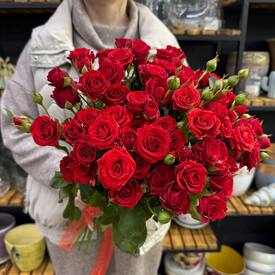 Букет из 17 красных кустовых роз Россия 50см