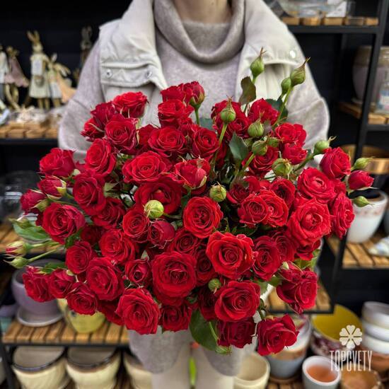 Букет из 17 красных кустовых роз Россия 50см