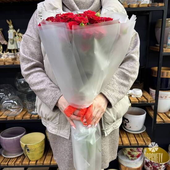 Букет из 17 красных кустовых роз Россия 50см