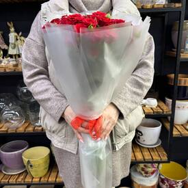 Букет из 17 красных кустовых роз Россия 50см