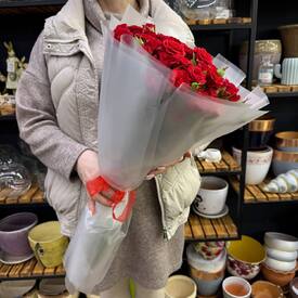 Букет из 17 красных кустовых роз Россия 50см