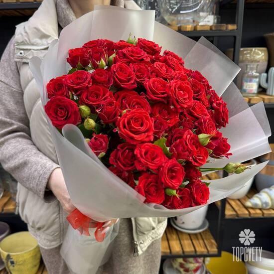 Букет из 17 красных кустовых роз Россия 50см