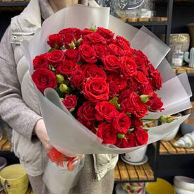 Букет из 17 красных кустовых роз Россия 50см
