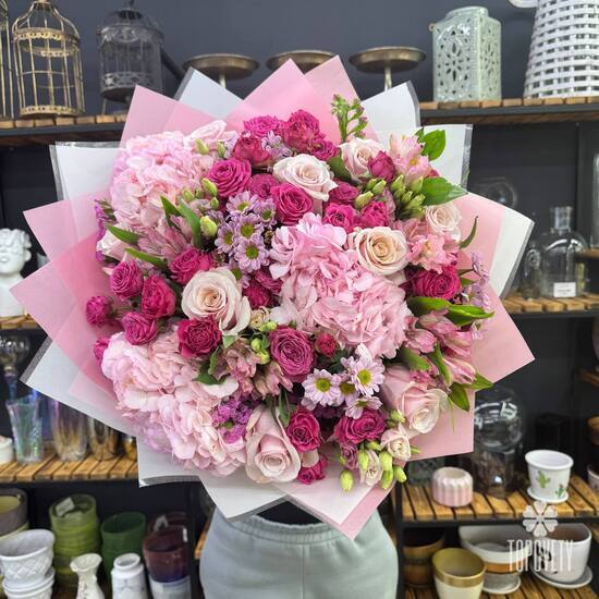 Букет из гортензии, кустовых роз и альстромерии