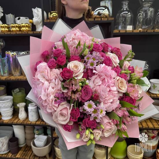 Букет из гортензии, кустовых роз и альстромерии